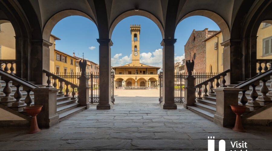 Palazzo d'Arnolfo visto dal porticato della Basilica di Santa Maria delle Grazie_San Giovanni Valdarno